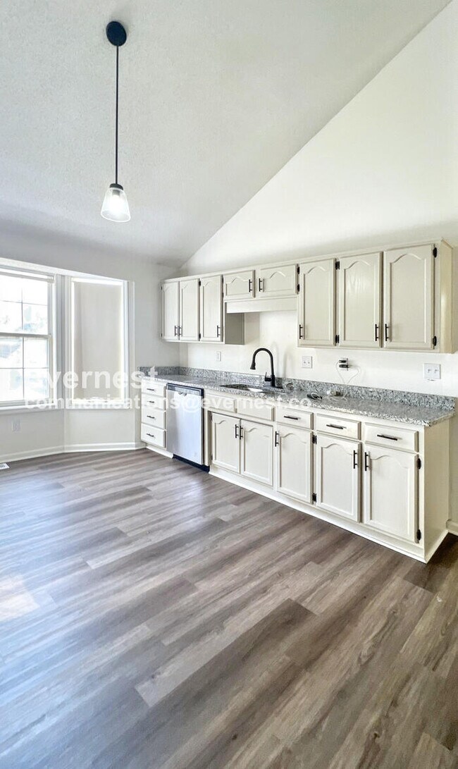 Building Photo - 3 Bed/2.5 Bath Home with Garage / Pet-Friendly / Available Now!