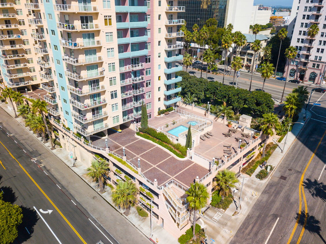 The Aqua-resort living at its finest! - 488 E Ocean Blvd