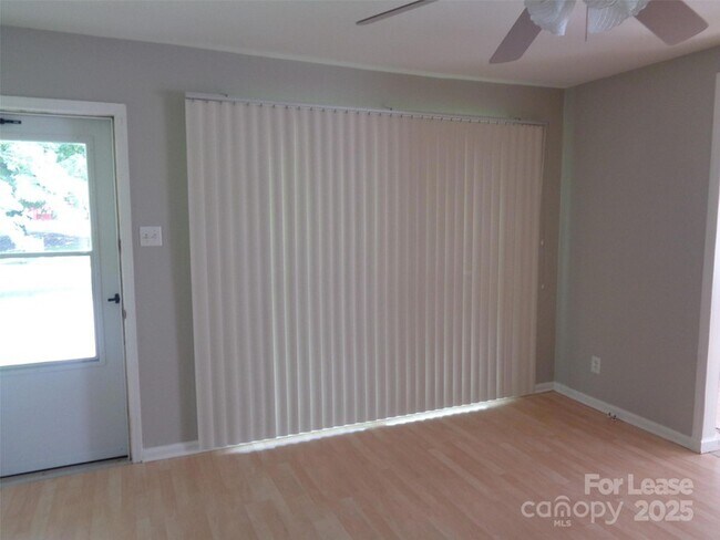 Foto del edificio - 4800 Crestmont Dr