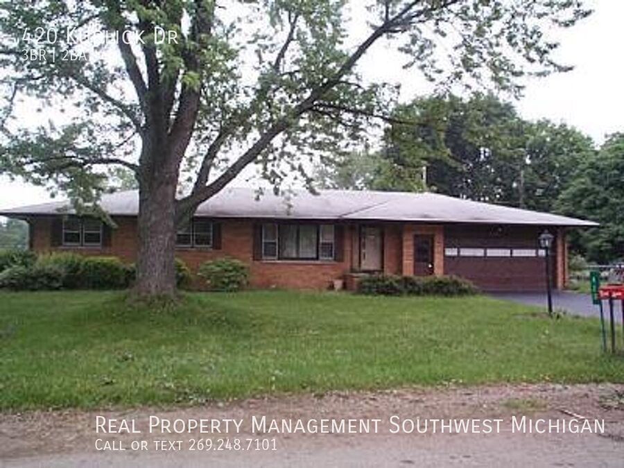 Foto principal - Nice size ranch on corner lot