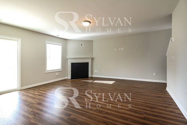 Building Photo - Sunny 5BR 3BA Home for You