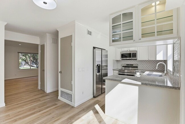 Building Photo - Freshly Renovated Single-Family Townhouse for Rent