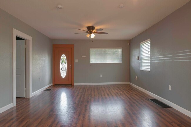 Foto del edificio - Knoxville 37917 - 3 bedroom, 2.5 bath, completely renovated home with extra storage. - Call Tom P...