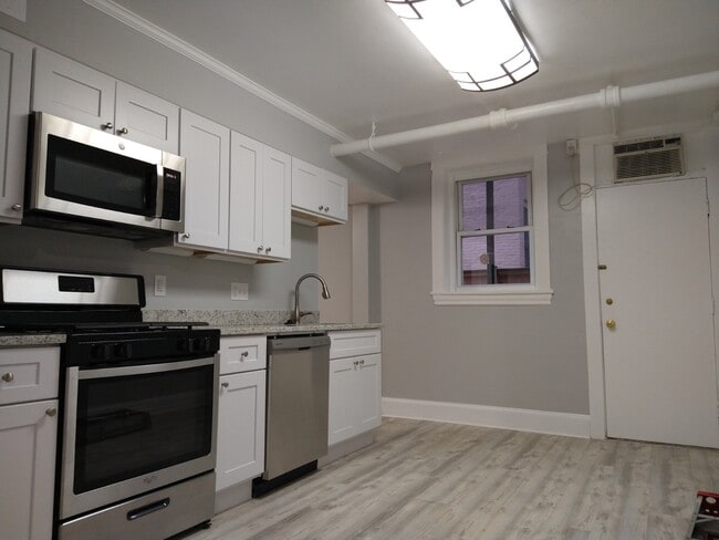 Building Photo - 515 Seward Sq SE