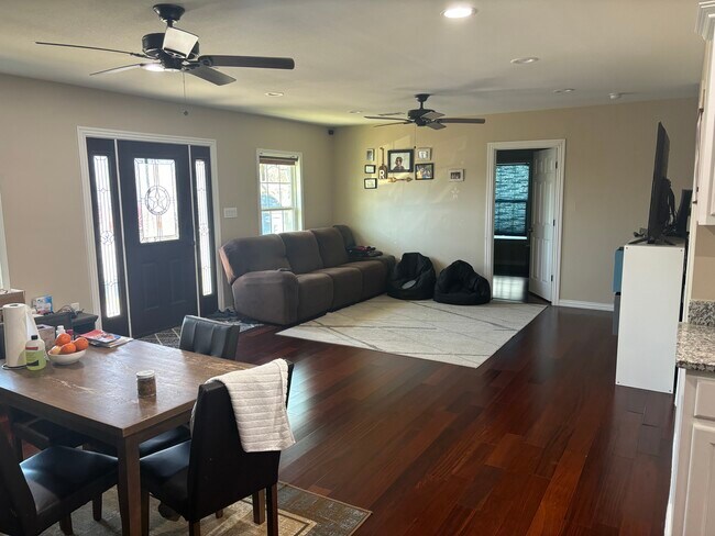 Foto del edificio - 2333 Kingswood Dr