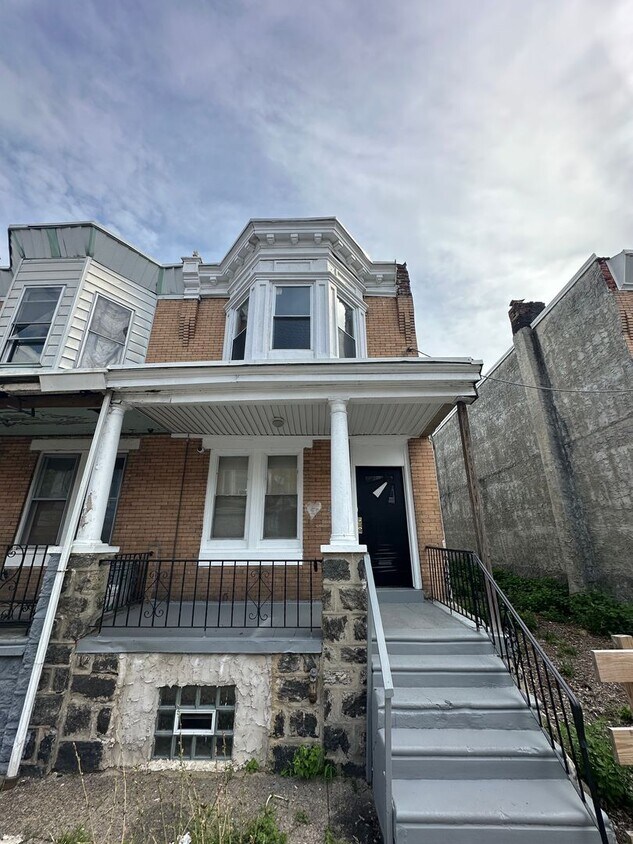 Foto principal - 3 Bed, 1 Bath townhome