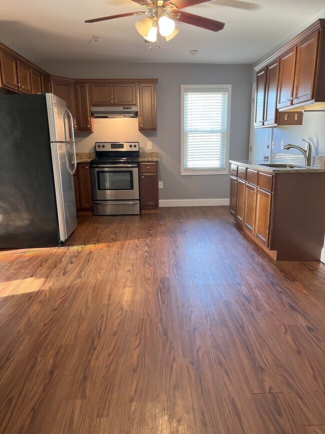 eat-in kitchen - 52 Marchand St