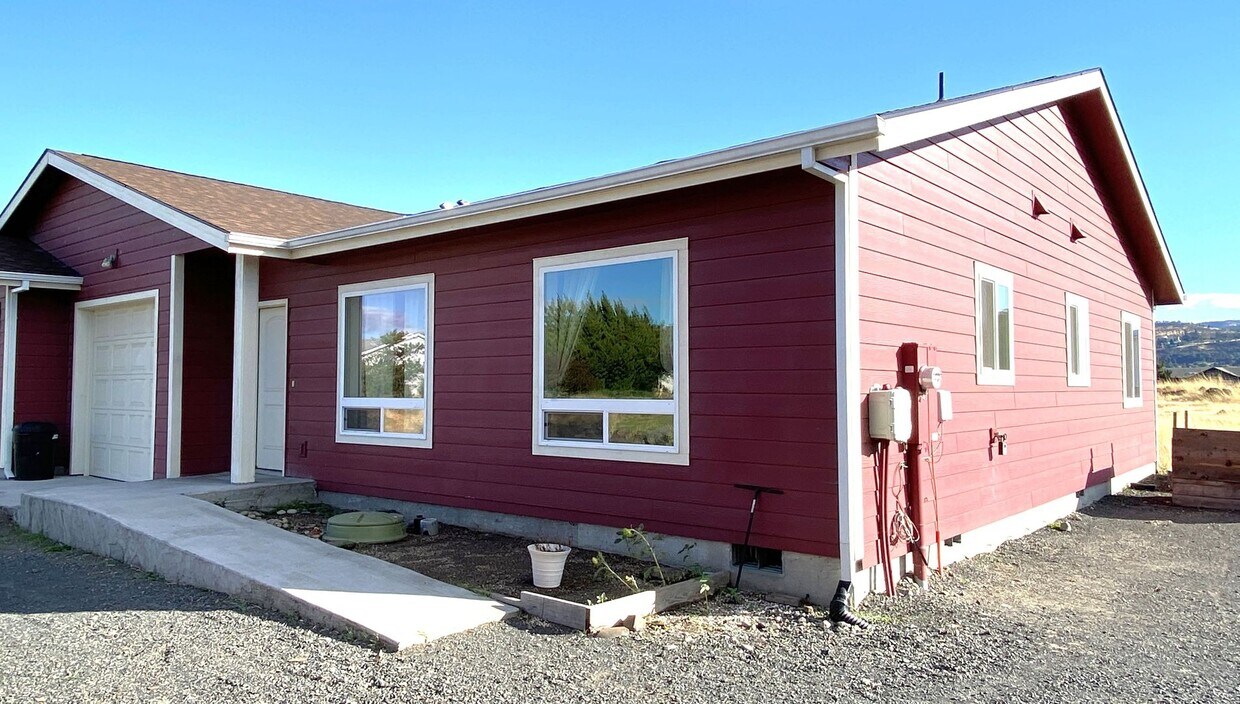 Primary Photo - 215-217 D St