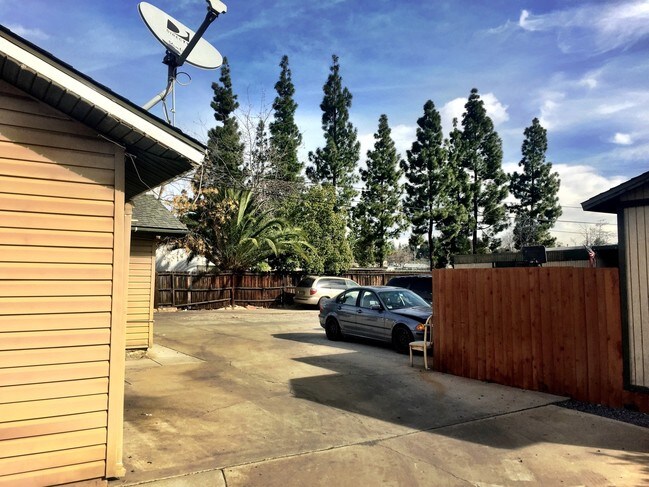 Foto del edificio - 1003 Bostonia St