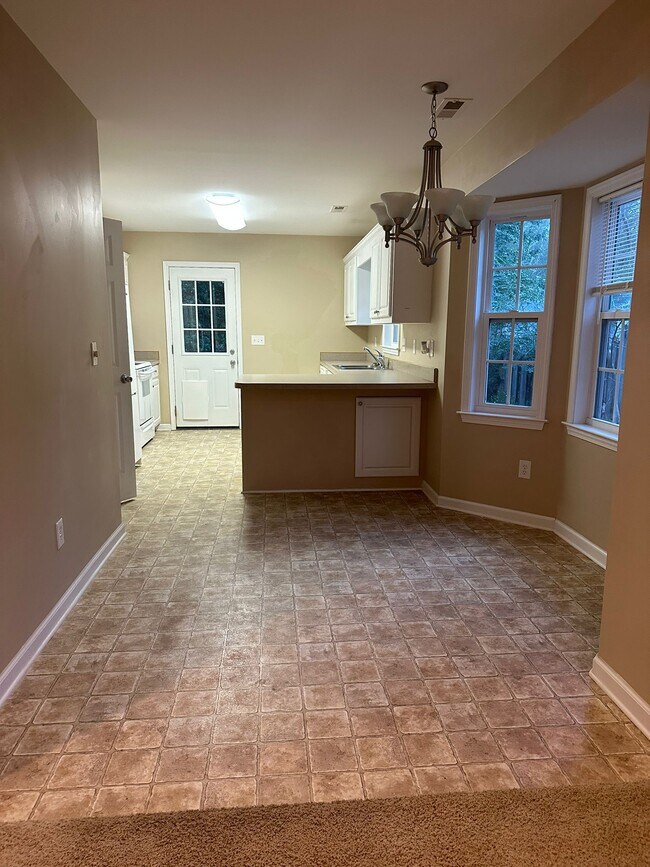Building Photo - 2401 Westover Ln