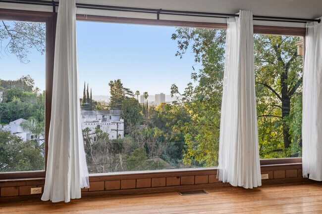 Vista de LR a través de ventanas W - 15135 Encanto Dr