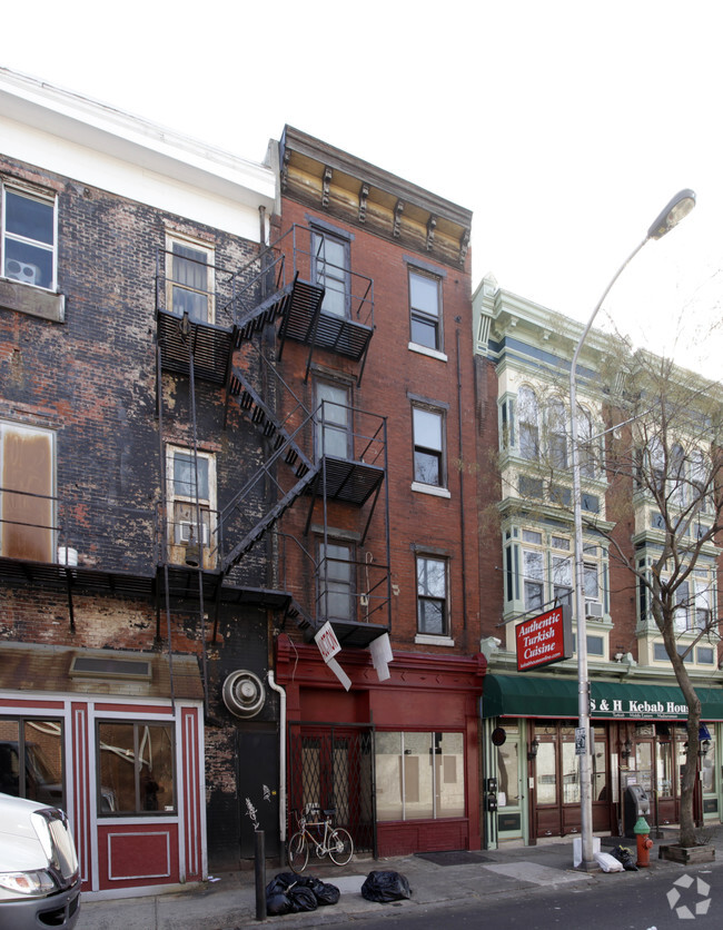 Building Photo - LUXURY NEWLY REMODELED 2 BEDROOM APARTMENTS