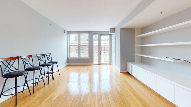 Foto del edificio - Chinatown 1,000 Square Foot PLUS W/Private Balcony, Fitness Center & More!