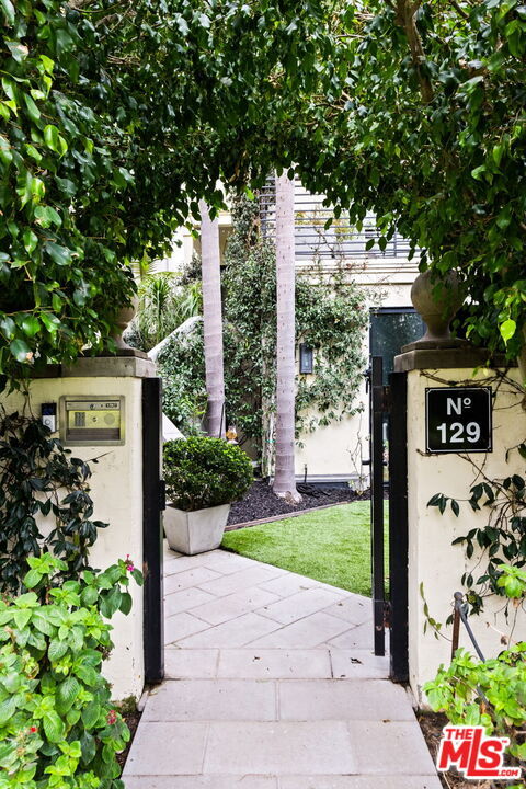 Foto del edificio - 129 Outrigger Mall