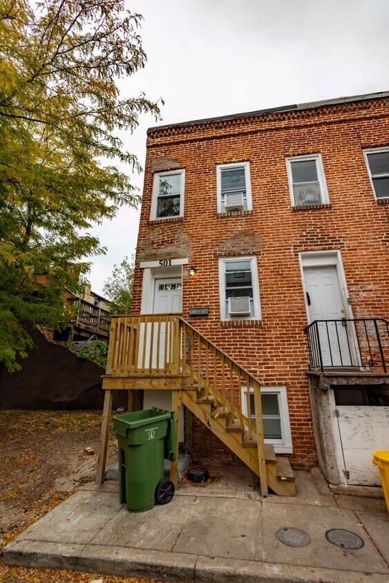 Foto principal - Charming 1Bed/1.5 Bath in Washington Villa...