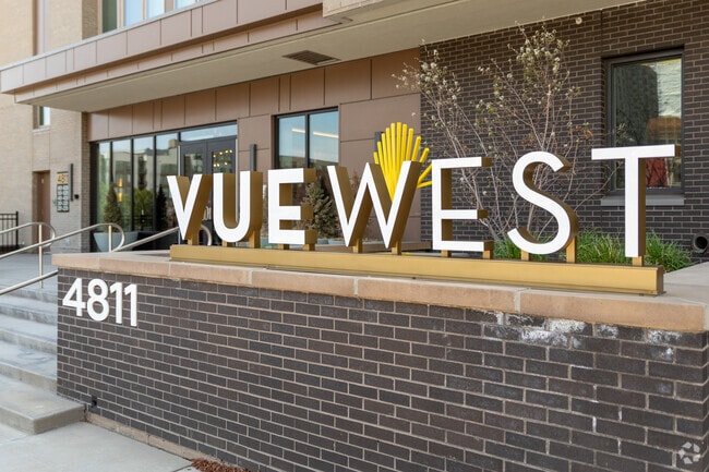 Building Photo - Vue West