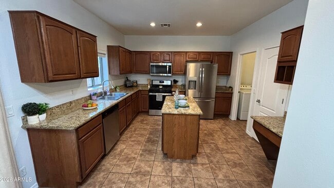 Building Photo - 1833 E Hartford Ave