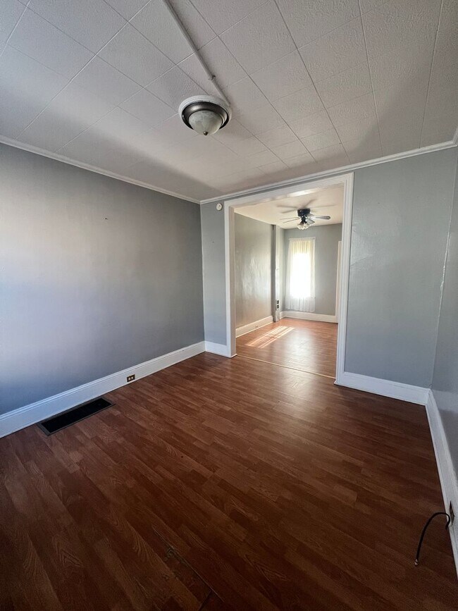 Building Photo - 3 Bedroom 1 Bath Available for Rent