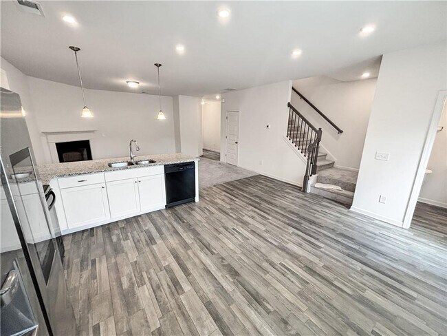 Building Photo - 5784 Silver Lk Dr