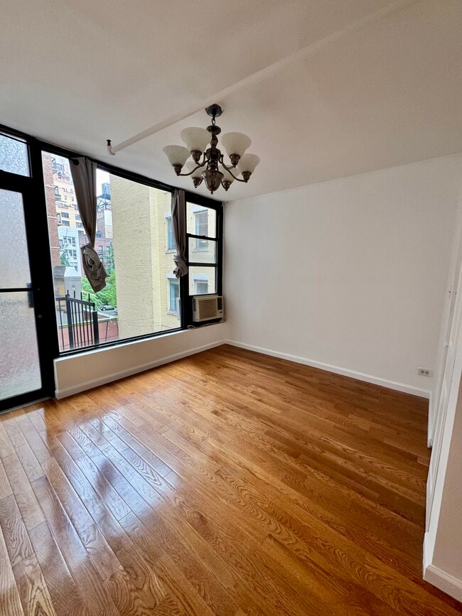 Foto del edificio - 303 E 53rd St