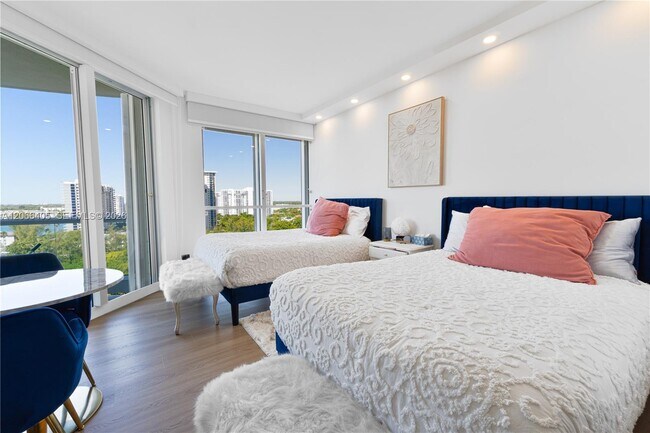 Foto del edificio - 7000 Island Blvd