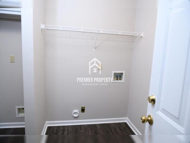 Foto del edificio - 3017 Meadows Ln