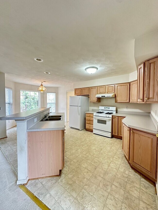 Building Photo - 3 BED 2.5BA SINGLE FAMILY HOME