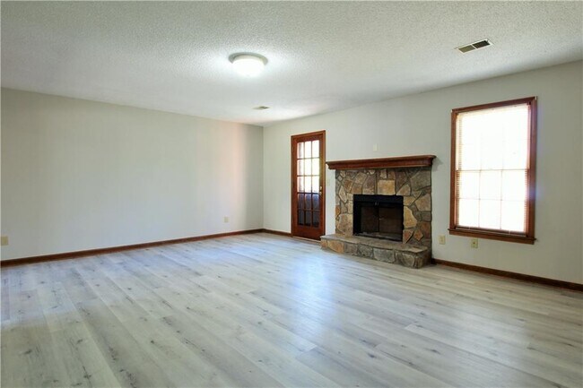 Foto del edificio - 585 Wayside Dr