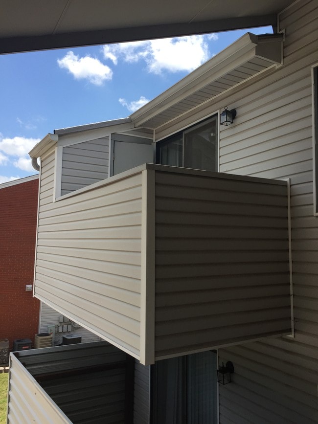 Balcony - 1932 E Lindsey St