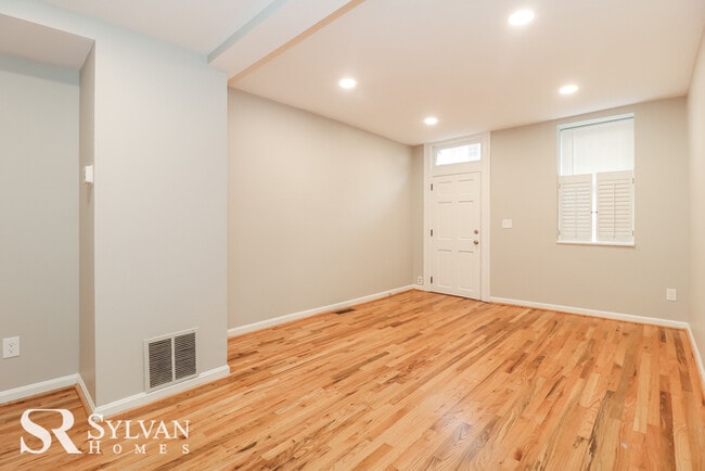 Building Photo - Spacious 3BR 1.5BA Townhome offers every c...
