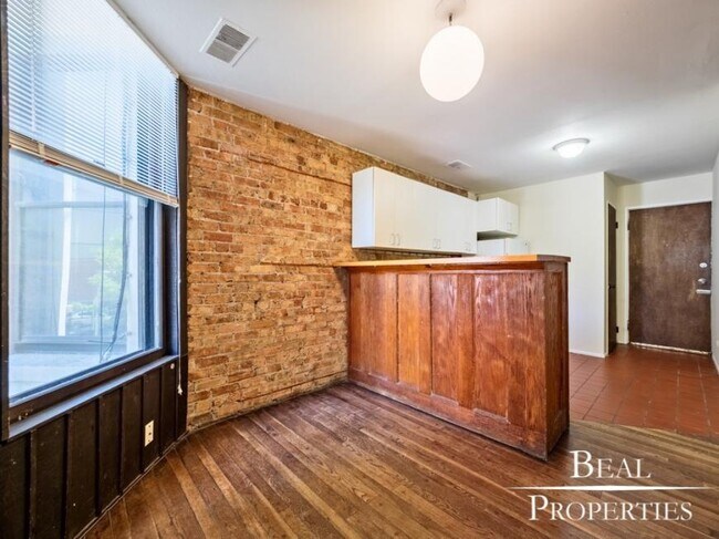 Building Photo - 2 bedroom in CHICAGO IL 60657