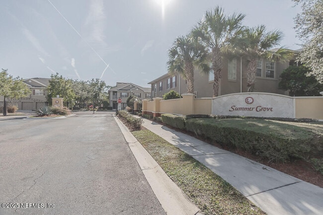 Foto del edificio - 3892 Summer Grove Way N