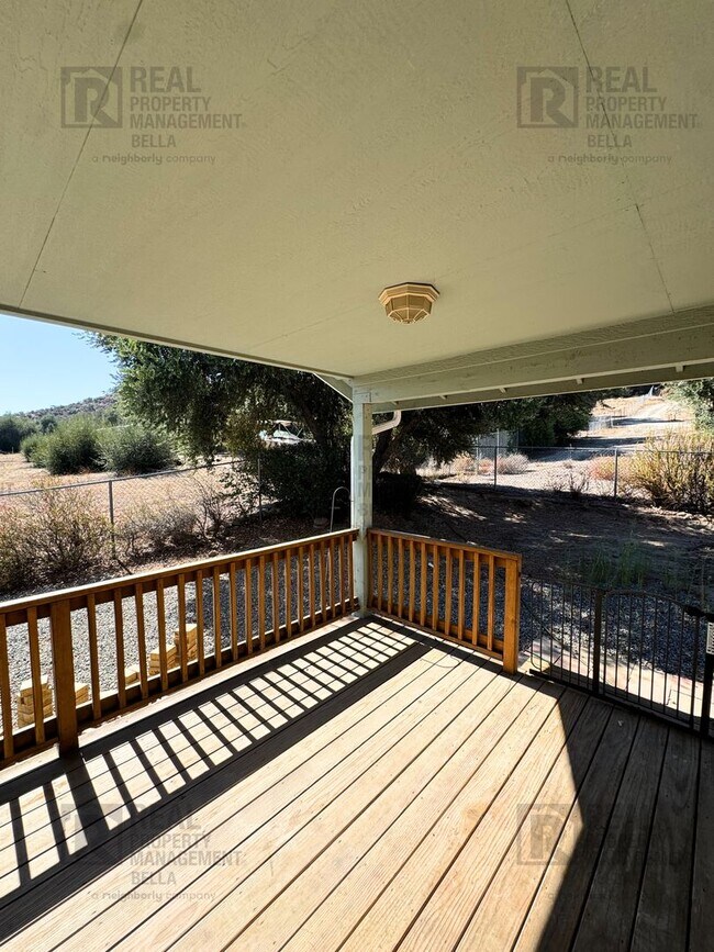 Foto del edificio - Spacious 2-Bedroom Home on Expansive Lot i...