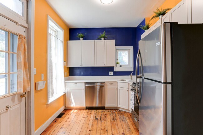 Building Photo - Charming 4 Bedroom on Cumberland St