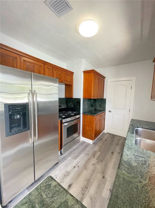 Building Photo - 3 br, 2 bath House - 40 W 64th St