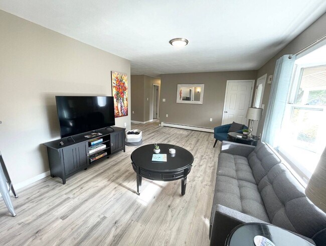 Foto del edificio - Great Location and Fully Furnished Home! M...