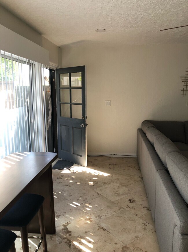 Foto del edificio - 635 W 21st St