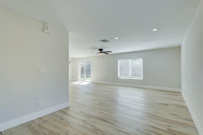 Foto del edificio - 1956 SW Jamesport Dr