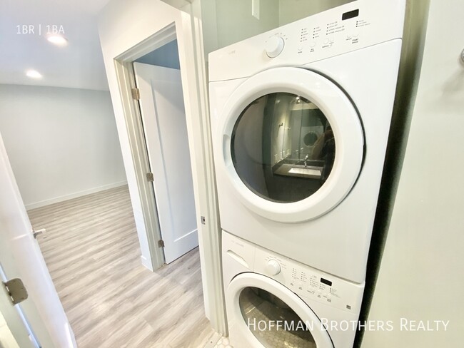 Building Photo - 1535 N Kenmore Ave