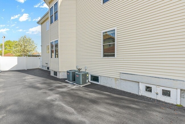 Building Photo - 76-78 Bradbury Ave