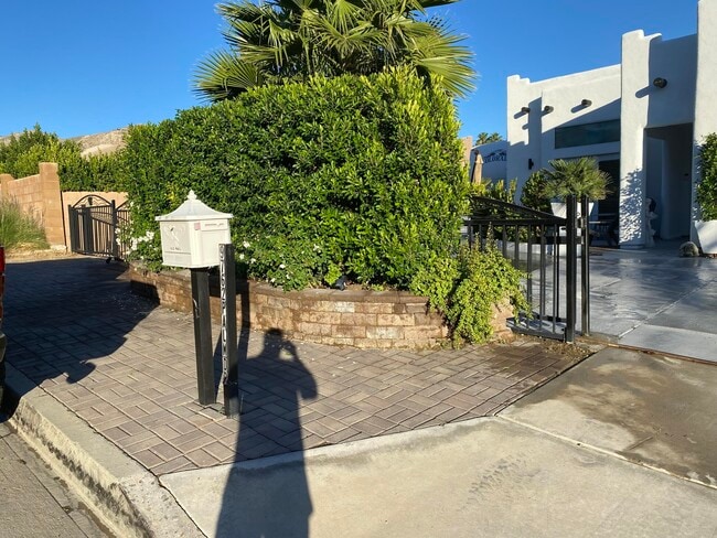 Building Photo - 9762 Palm Dr