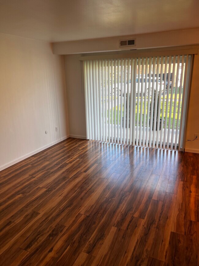 Living room / patio doors - 800 College Park Dr