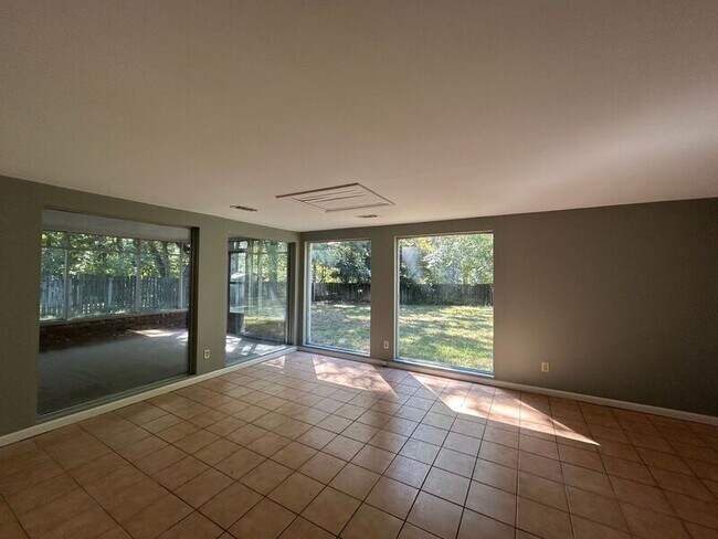 Foto del edificio - 3739 Winderwood Cir