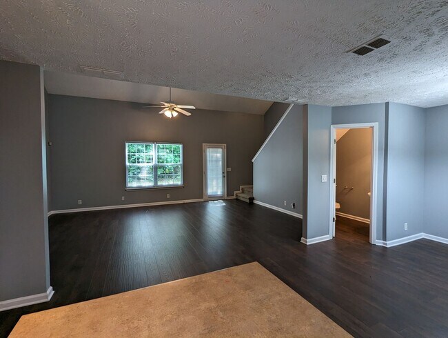 Building Photo - Spacious 2 Bed/2.5 Bath With Attached 1 Ca...