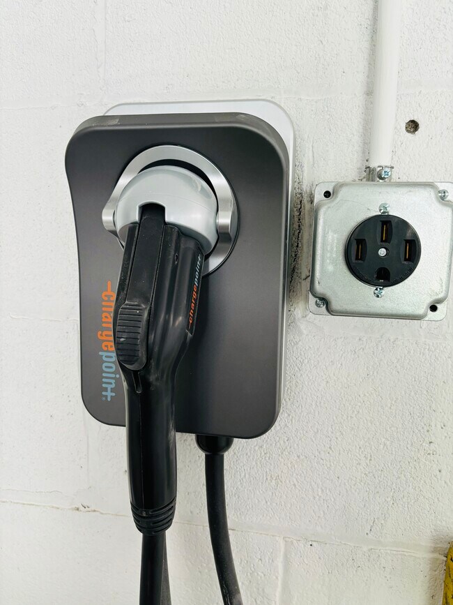 Cargador rápido para vehículos eléctricos: cableado - 506 Forest Ave
