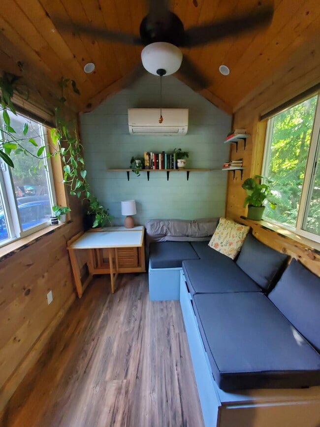 Building Photo - 1716 11th Ave SE