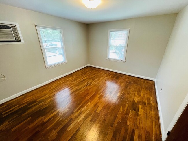 Building Photo - 1BR by UNC-G with Free Parking!