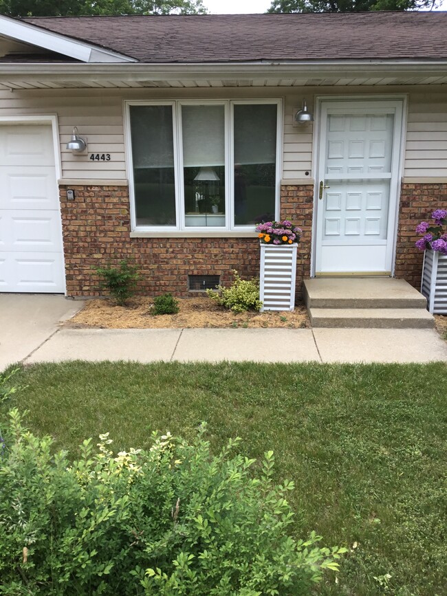 Building Photo - 4441 Greenwood Dr