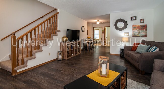 Building Photo - 1001 Pinon Dr