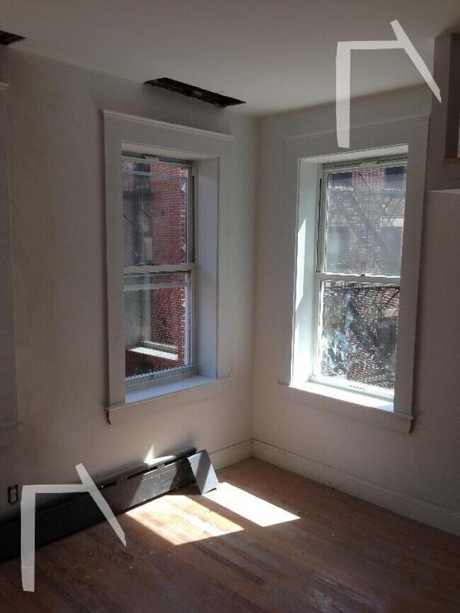 Foto del edificio - No Brokers Fee, No Security Deposit, Heat and Hot Water Included